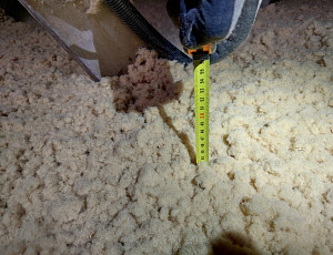 Zateplení stropu rodinného domu pomocí foukané izolace